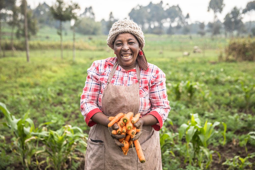 Anne Kamau holds carrots harvested from her small-scale farm to be donated to Food Banking Kenya. (Photo: The Global FoodBanking Network/Brian Otieno)