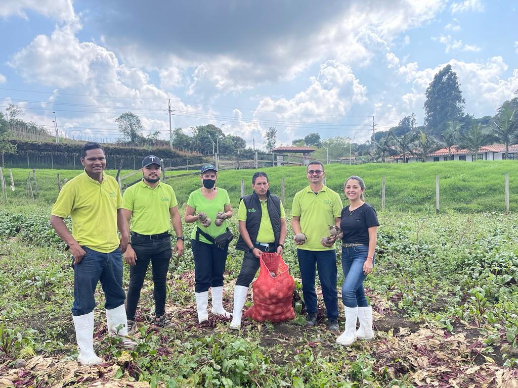 Paula Moreno (right), GFN’s Latin America associate program director, recovers surplus produce from a farm alongside staff from Fundación SACIAR in Colombia. (Photo: The Global FoodBanking Network)