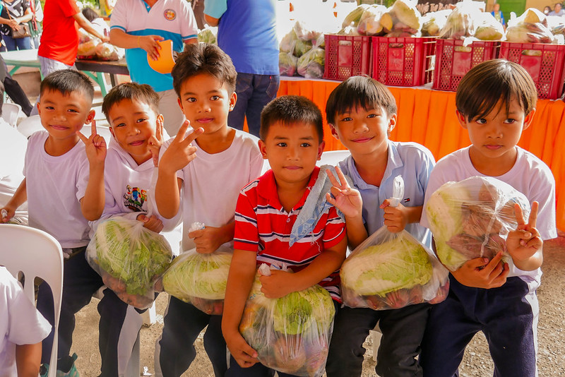 Rise Against Hunger Philippines staff and parent volunteers unload packs of vegetables to be distributed to elementary school, Bayombong Central School. (Photo: Rise Against Hunger Philippines/Von Calma)